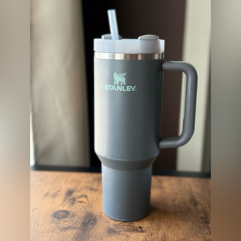 Stanley The Quencher H2.0 Charcoal 40 oz